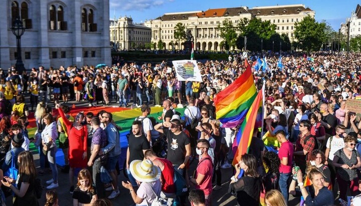 In Budapest, a rally was held near the Parliament against the bill banning LGBT propaganda. Photo: CNN