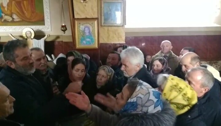 Seizure of the UOC Church in Khreschatyk, Chernivtsi Region. Photo: screenshot from the video spzh.news