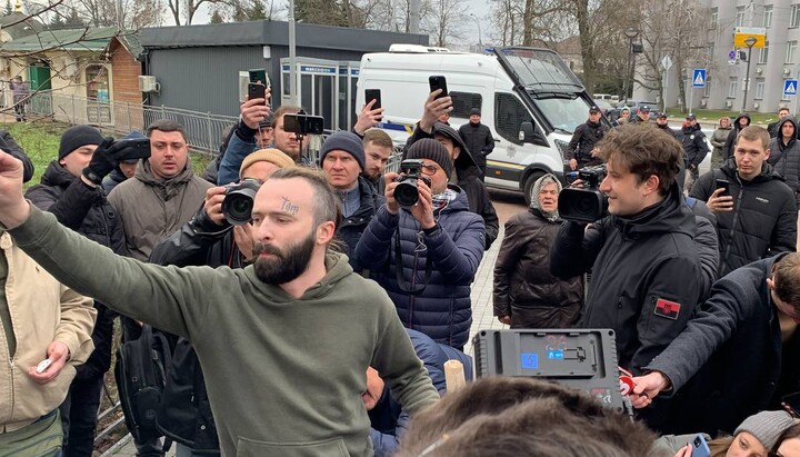 Radicals at the entrance to the Kyiv-Pechersk Lavra. Photo: UOJ