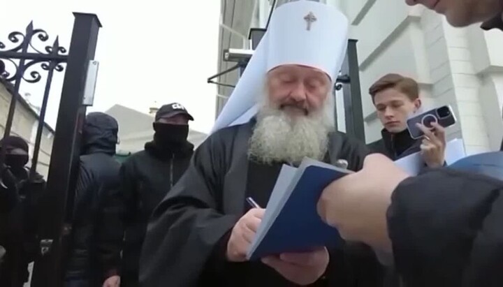 Metropolitan Pavel is handed a suspicion. Photo: news-kiev.ru