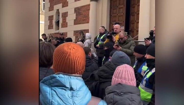 UOC parishioners expelled from their cathedral in Lviv. Photo: Screenshot from Instagram broadcast on the page of Metropolitan Filaret