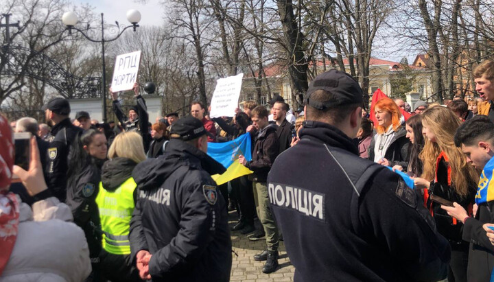 Provocateurs near the UOC cathedral in Kamyanets-Podilsky. Photo: UOJ