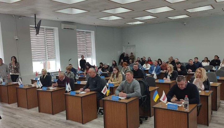 A meeting of the City Council that decided to seize land plots under churches from the UOC. Photo: the Regional Council’s Facebook page 