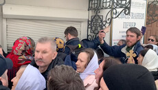 Believers open the door of Lavra’s building 39 sealed by the police