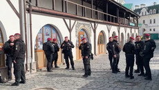 Police block Building 39 of Kyiv-Pechersk Lavra