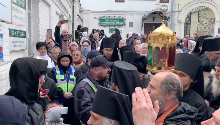 The police blocking the entrance to the Lavra. Photo: a screenshot of t.me/pravoslavie