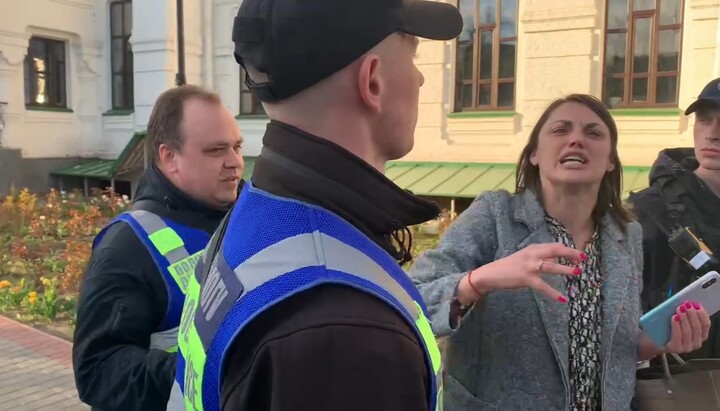 The activist calls the believers and the police names. Photo: screenshot of the UOJ