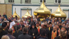 WCC representatives come to the standing near Lavra