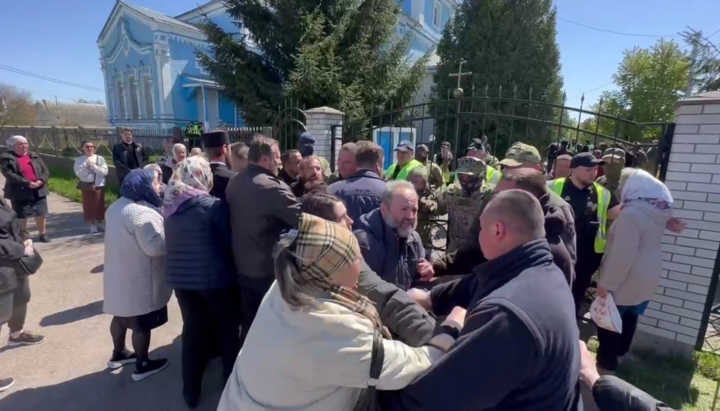 The seizure of St. Michael's Church of the UOC in Boyarka. Photo: a screenshot of spzh.news 