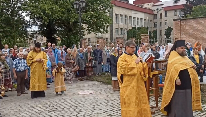 Divine service near the fence of the UOC Cathedral in Bila Tserkva. Photo: UOJ