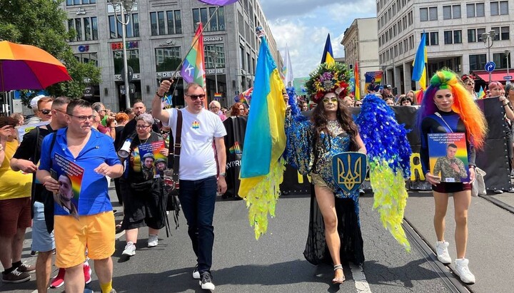 Ambassador Oleksii Makeiev at the head of the LGBT parade in Germany. Photo: DW