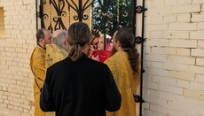 Lavra parishioners once again communed through barred gate