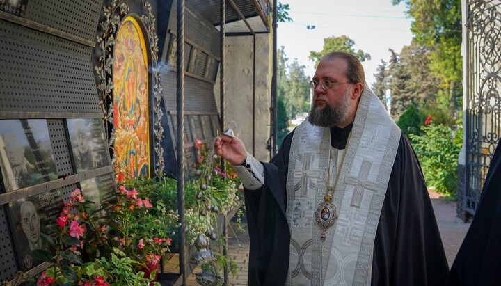 Archbishop Sylvester performing a requiem litia for the fallen defenders of Ukraine. Photo: news.church.ua