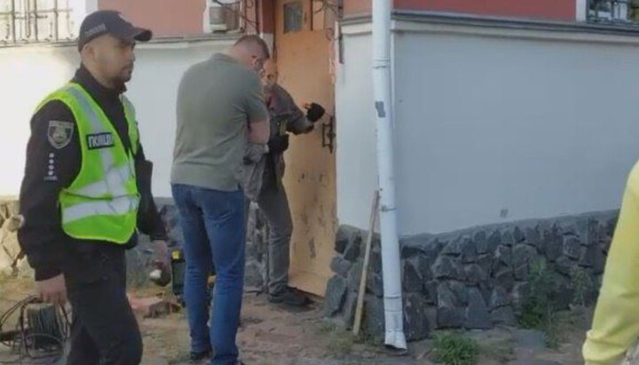 Supporters of the OCU breaking the door of the UOC temple in Vyshhorod. Photo: UOJ