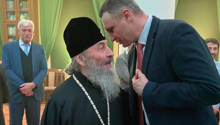 Klitschko communicates with Metropolitan Onuphry. Photo: UOC