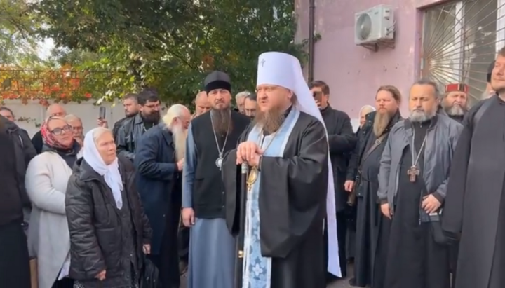 Metropolitan Feodosiy at the courthouse. Photo: Roman Prykhodko’s Facebook