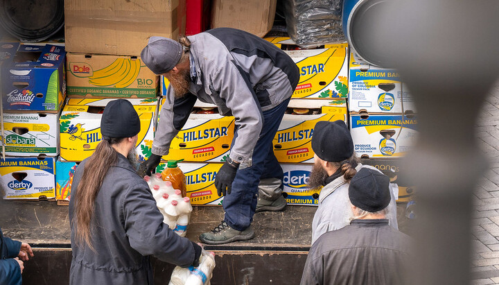 Residents of Sviatohirsk Lavra unload humanitarian cargo from Chernivtsi region. Photo: svlavra.church.ua