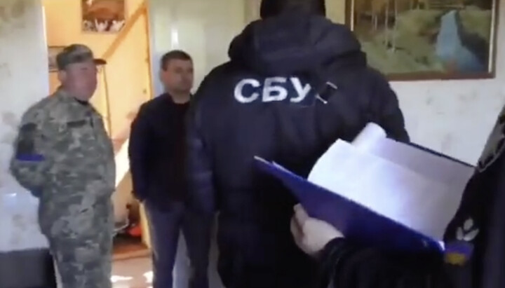 Representatives of the SBU in the house of Metropolitan Jonathan. Photo: screenshot t.me/dozor_kozak1