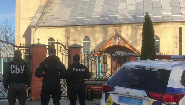 Law enforcement officers at one of the UOC temples in Transcarpathia. Photo: pravda.com.ua