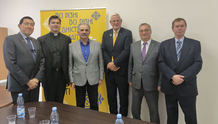 Viktor Yelensky with representatives of Apostolat Militaire International. Photo: dess.gov.ua