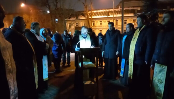 The prayer standing near the Kyiv-Pechersk Lavra. Photo: a video screenshot of the Telegram channel "KozakTV1".