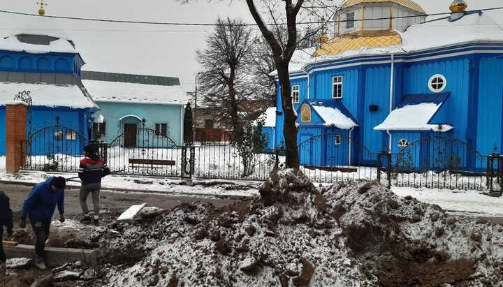 Work near the Assumption Cathedral in Rivne. Photo: Radio Trek