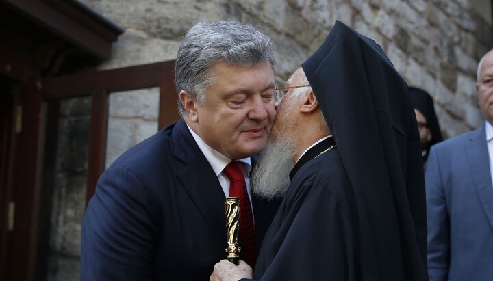 Patriarch Bartholomew and Poroshenko communicate regularly. Photo: sputniknews