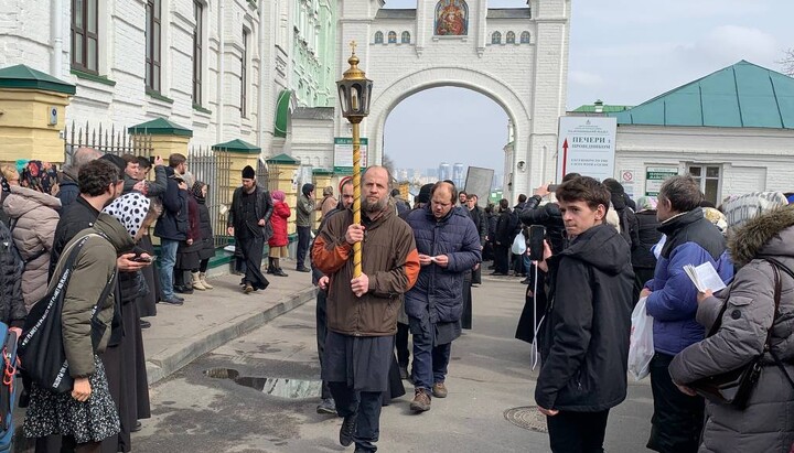 Lavra monks going to a prayer service. Photo: UOJ