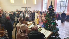 UOC community expelled from their temple praying in adapted room in Bucha