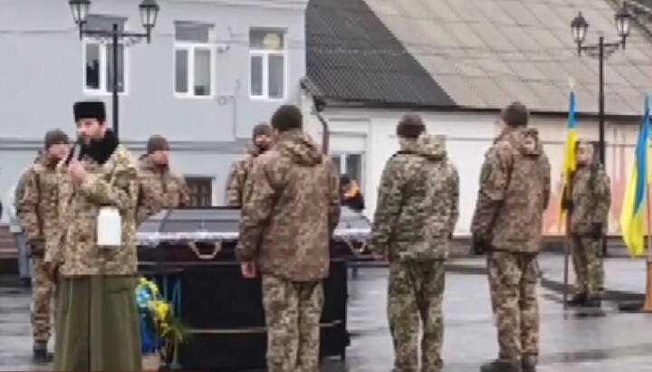 A rally in Kremenets using the body of a fallen Orthodox warrior. Photo: screenshot of the Pershy Kozatsky Telegram channel 