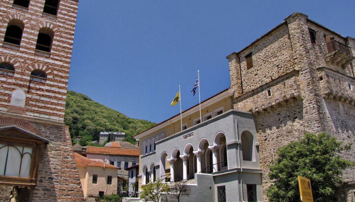 Building of the Holy Kinot of Athos. Photo: halkidikinews