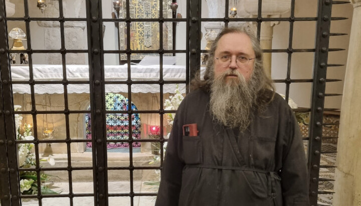 Protodeacon Andrei Kuraev at the relics of St Nicholas. Photo: diak-kuraev.livejournal.com