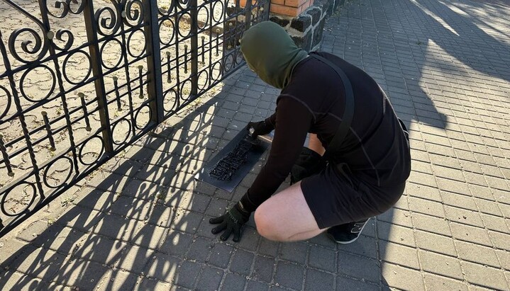 Activist drawing graffiti. Photo: Suspilne