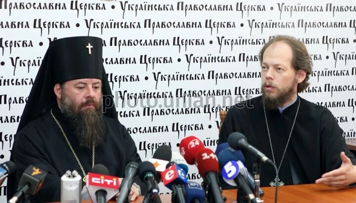 Vladyka Mitrofan (now deceased), head of the DECR UOC, and Fr. Georgiy Kovalenko, former press secretary of the UOC. Press conference of the UOC. Photo: UNIAN