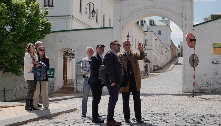 Representatives of the Ministry of Culture and MP Poturaev in the Kyiv-Pechersk Lavra. Photo: Rostislav Karandieiev’s Facebook