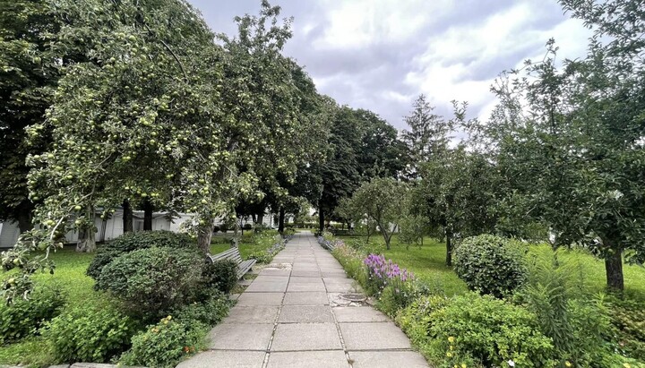 Metropolitan garden in the Kyiv-Pechersk Lavra. Photo: Dsnewc.com