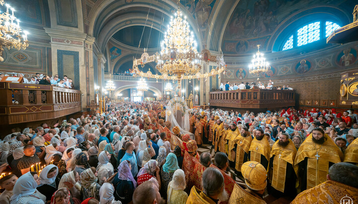 Metropolitan Tikhon of All America and Canada leads the service at the Holy Spirit Cathedral of the UOC on June 1, 2024. Photo: screenshot of the Facebook video of the Chernivtsi Diocese