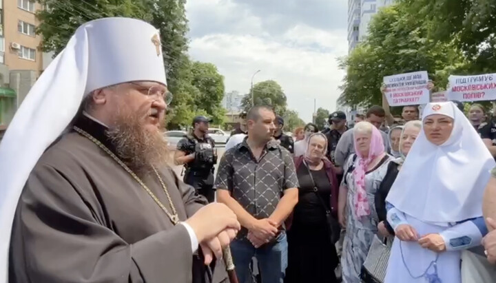 Metropolitan Theodosiy near the courthouse. Photo: UOJ