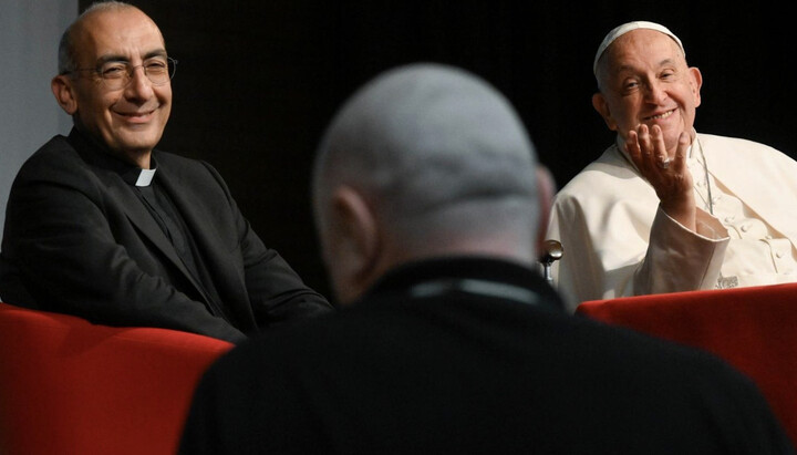 Cardinal Fernandez (left) and Pope Francis (right). Photo: silerenonpossum.com