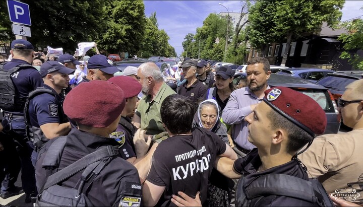 Provocations near Sosnivskyi District Court in Cherkasy against the bishop and UOC believers. Photo: Cherkasy Diocese