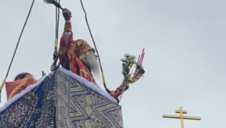 Blessing of the domes over the UOC church in the village of Lopushne. Photo: terminovo