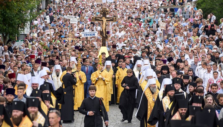 A multi-thousand UOC cross procession in 2017. Photo: Novinsky's Facebook