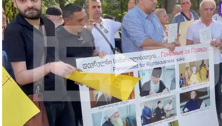 Posters in defense of priests-prisoners of conscience. Photo: Izvestia