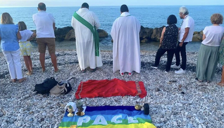 LGBT mass on the seashore. Photo: facebook.com/cappellaniascolasticafrentana