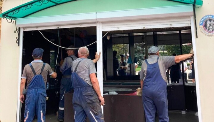 Dismantling of a kiosk. Photo: Kyiv City State Administration