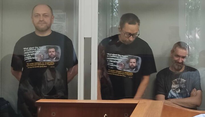 Journalists from the UOJ at a court session on August 19 in T-shirts with a quote from Vance. Photo: Persecution in Ukraine