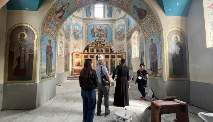 A commission from the Khmelnytsky RMA has visited a UOC church. Photo: the Khmelnytsky Eparchy