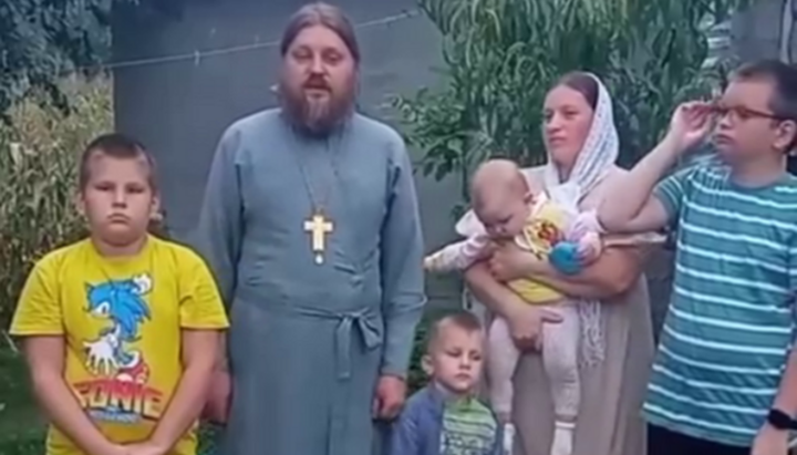 The family of a UOC priest from the Khmelnytskyi Eparchy, Archpriest Oleh Tsaruk. Photo: screenshot from Facebook video