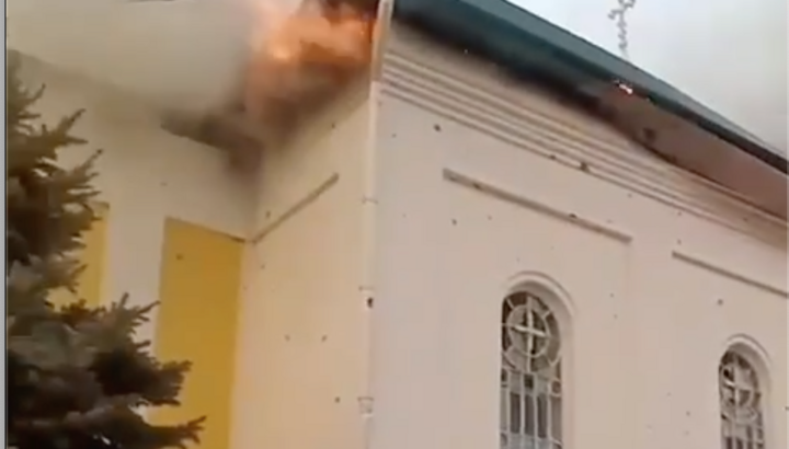 In Petropavlivka, UOC church catches fire after Russian shelling