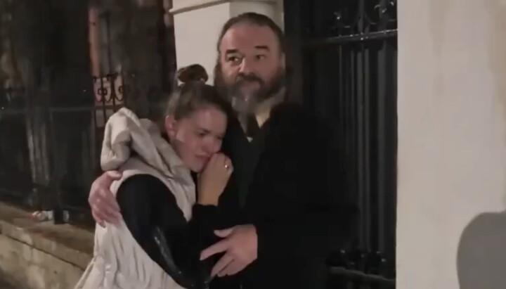 Metropolitan Longin and the wife of the mobilized son. Photo: Screenshot from YouTube channel